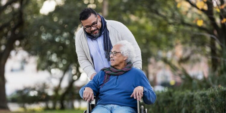 Cómo el sistema de atención médica puede apoyar mejor a los cuidadores familiares