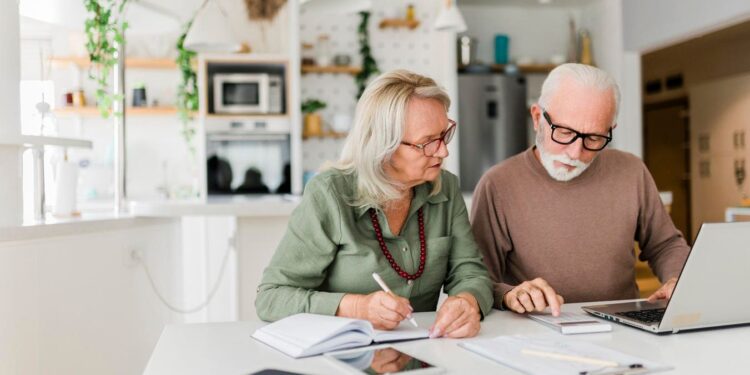 Los nuevos impuestos sigilosos hacen del máximo tramo de impuestos marginales al menos 45.5% para algunos contribuyentes