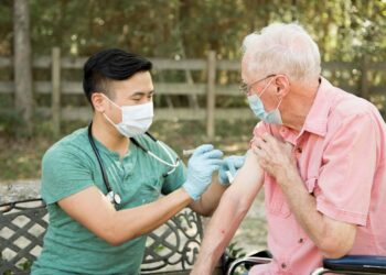 Cómo las nuevas pautas de vacuna pueden poner en riesgo a los adultos mayores