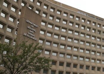 El administrador de Trump mira los cortes profundos al programa de vivienda para personas sin hogar