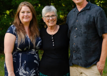 Compañía de tres por dos generaciones en una casa de Nueva Inglaterra