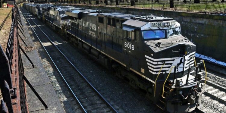 Norfolk Southern dando a los trenes Amtrak ‘más alta prioridad’ sobre los trenes de flete: DOJ