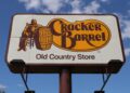 Cracker Barrel revierte el rediseño después de una reacción conservadora