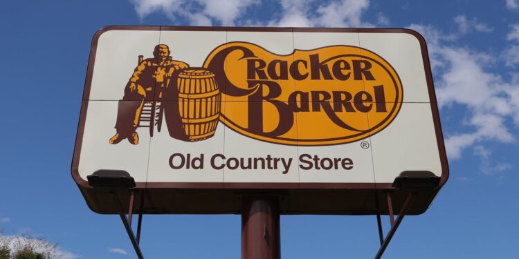 Cracker Barrel revierte el rediseño después de una reacción conservadora