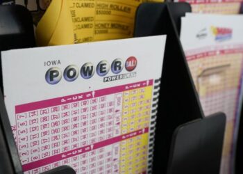 Qué hacer inmediatamente después de ganar el premio gordo de Powerball, según los expertos