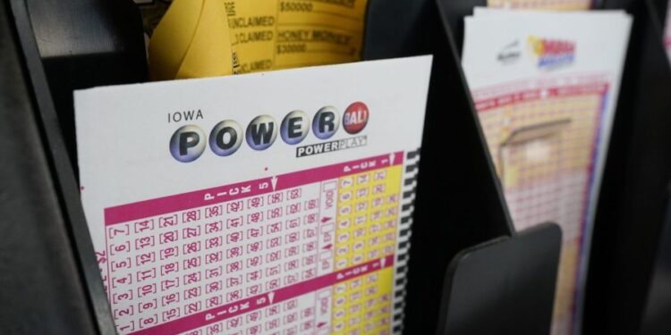 Qué hacer inmediatamente después de ganar el premio gordo de Powerball, según los expertos