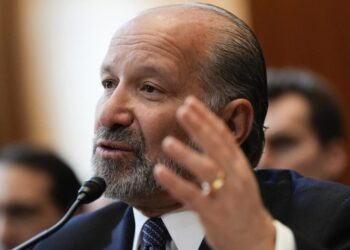 La administración Trump quiere recorte de los ingresos por patentes de las universidades: Lutnick