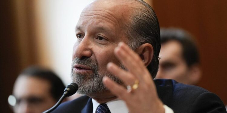 La administración Trump quiere recorte de los ingresos por patentes de las universidades: Lutnick