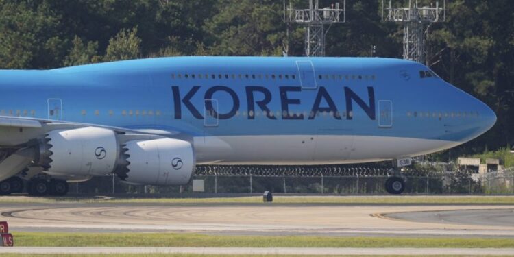 Corea del Sur envía un avión para trabajadores detenidos en la planta de Hyundai