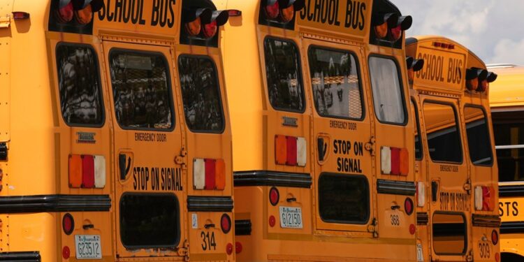 El autobús escolar declina dejar la tensión en los padres