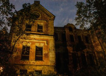 Ex agente condenado por estafar a una mujer fuera de su casa