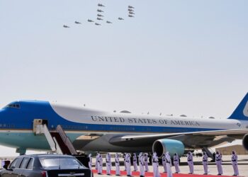 El piloto se regañó por acercarse demasiado a Air Force One: ‘Presta atención’
