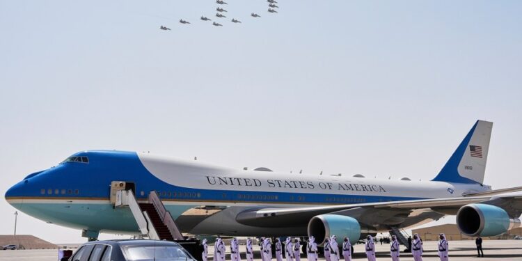 El piloto se regañó por acercarse demasiado a Air Force One: ‘Presta atención’