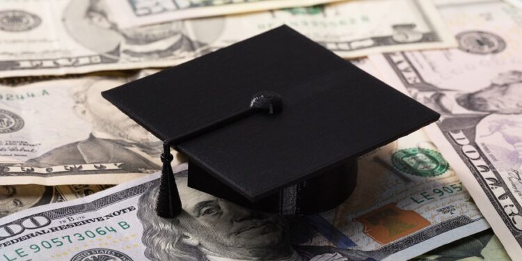 Las pausas de pago de préstamos estudiantiles se han duplicado desde el año pasado, dice Expert.