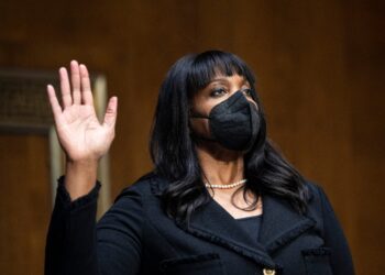 ‘Sigue siendo un objetivo’: cómo la guerra de Cook con Trump ha revivido su confirmación de pesadilla