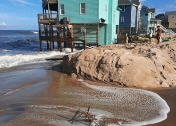 La pareja de Carolina del Norte gasta $ 200k en moverse a casa mientras la erosión se traga lentamente su costa