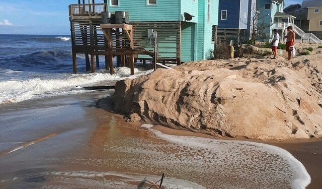 La pareja de Carolina del Norte gasta $ 200k en moverse a casa mientras la erosión se traga lentamente su costa