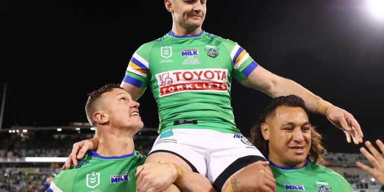 Las estrellas de los Raiders convertidos en agentes inmobiliarios ayudan a la ex compañera de equipo descargar a casa