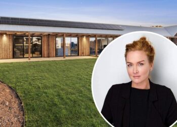 La estrella del teatro musical Chelsea Gibb enumera la granja de surf fuera de la red