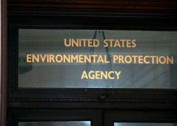 Los demócratas presionan la administración Trump para mantener las reglas de emisiones de vehículos