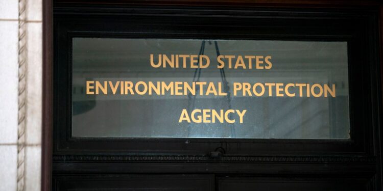 Los demócratas presionan la administración Trump para mantener las reglas de emisiones de vehículos