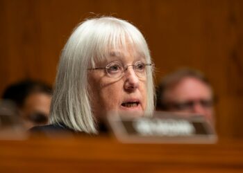 Los demócratas acusan a la administración Trump de bloquear más de $ 400B en fondos federales