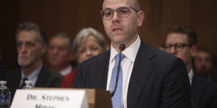 ‘Sin rutas libres de riesgos’: Fed reduce las tasas a medida que Trump aliado presiona el banco central para que se vaya más grande