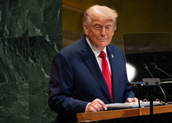 Trump camina aranceles sobre camiones pesados, farmacéuticos y gabinetes de cocina