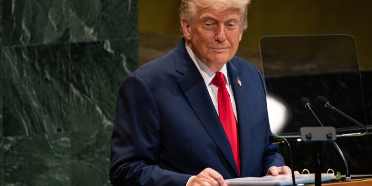 Trump camina aranceles sobre camiones pesados, farmacéuticos y gabinetes de cocina