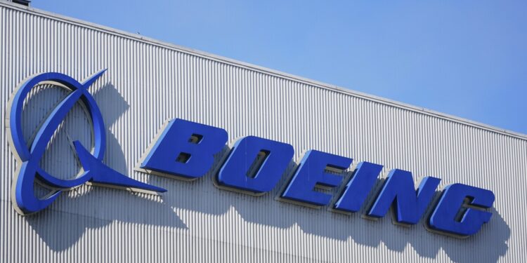 La FAA busca $ 3.1 millones en multas de Boeing sobre violaciones de seguridad: NPR