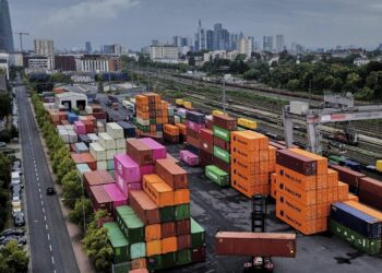 Trump para colocar impuestos de importación en drogas, muebles para el hogar y camiones pesados: NPR