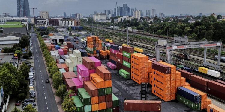 Trump para colocar impuestos de importación en drogas, muebles para el hogar y camiones pesados: NPR