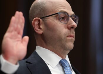 Los senadores parrillan el candidato de Trump para el puesto de Fed Stephen Miran: NPR