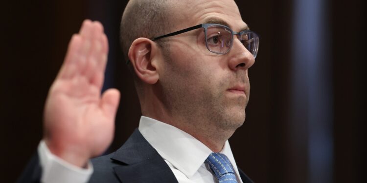 Los senadores parrillan el candidato de Trump para el puesto de Fed Stephen Miran: NPR