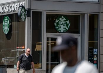 Starbucks está cerrando tiendas, reduciendo 900 empleos corporativos en un cambio: NPR