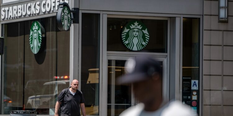 Starbucks está cerrando tiendas, reduciendo 900 empleos corporativos en un cambio: NPR