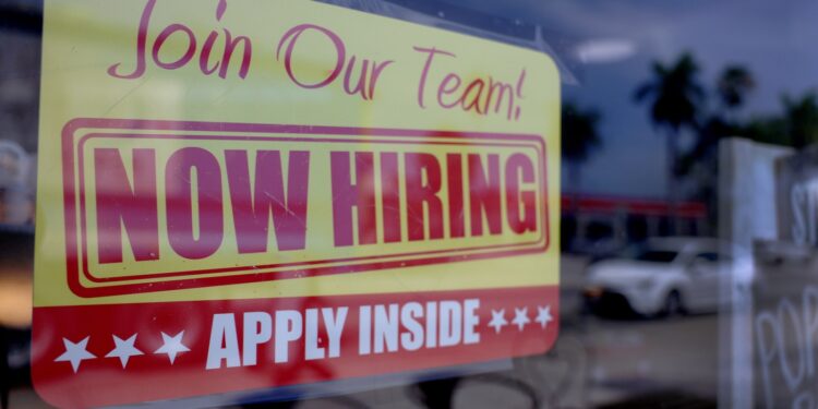 La revisión de BLS muestra la contratación fue exagerada por 911,000 empleos: NPR