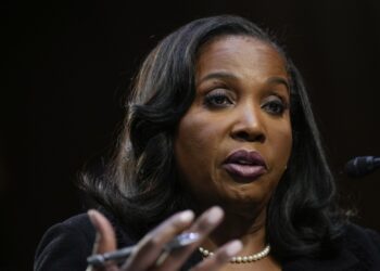 El juez federal impide que Trump despidiera a la gobernadora de la Fed Lisa Cook, por ahora: NPR