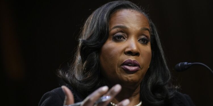 El juez federal impide que Trump despidiera a la gobernadora de la Fed Lisa Cook, por ahora: NPR