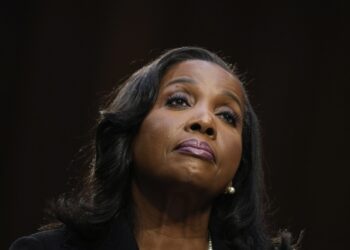 La corte dice que Lisa Cook puede permanecer en la junta de la Fed, por ahora: NPR