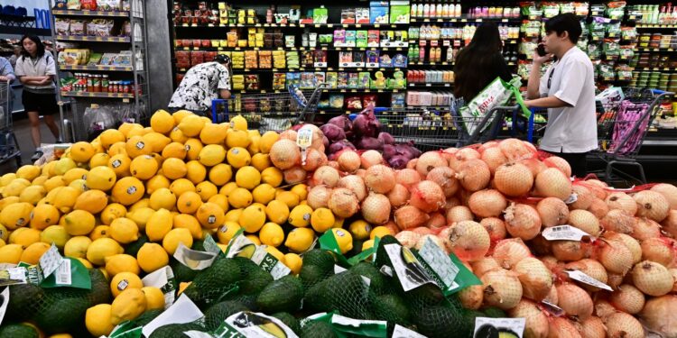 La inflación sube en agosto a medida que saltan los precios de los supermercados y la gasolina: NPR