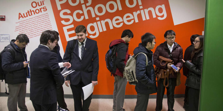 La desaceleración del mercado laboral está llegando duro a los graduados universitarios recientes