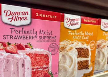 Acciones que realizan los movimientos más grandes del mediodía: Pfizer, Nike, Conagra, Corteva, Geo Group, Tesla, Reddit y más