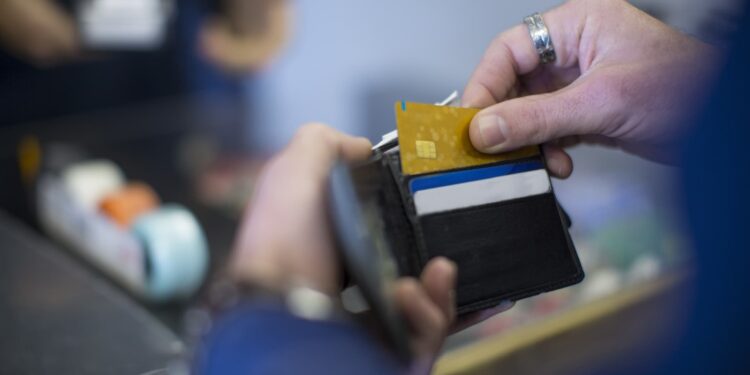 Por qué las APR de las tarjetas de crédito no están bajando, incluso después de un recorte de tipos de la Reserva Federal