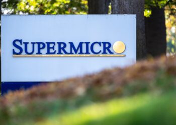 Acciones que realizan los mayores movimientos al mediodía: SMCI KNX WH LVS