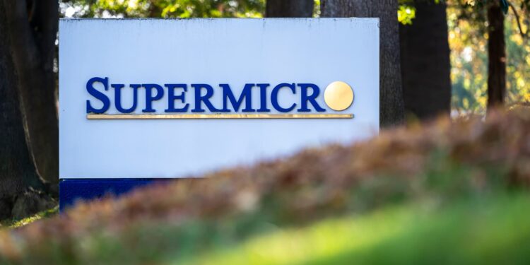 Acciones que realizan los mayores movimientos al mediodía: SMCI KNX WH LVS
