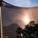Acciones que realizan los movimientos más grandes del mediodía: Wynn, RCAT, SNDK, PLTR