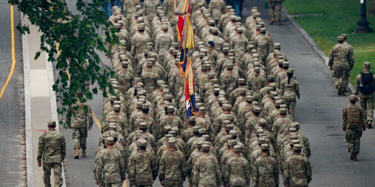 La fecha de pago militar puede presionar a Trump y el Congreso si el cierre se arrastra