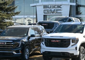 Acciones que realizan los mayores movimientos antes de la comercialización: GM, KO, MMM, PM