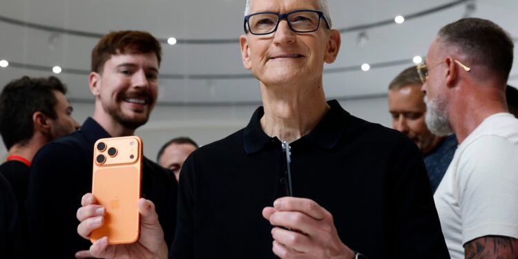 Acciones que realizan los mayores movimientos al mediodía: Apple, Cleveland-Cliffs, Oracle, KLA, Tempus AI y más